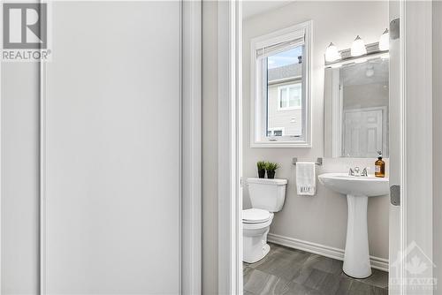 158 Aubrais Crescent, Ottawa, ON - Indoor Photo Showing Bathroom