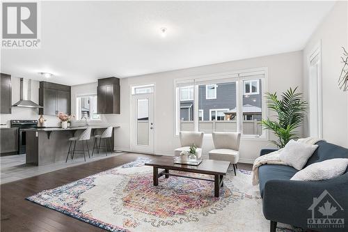 158 Aubrais Crescent, Ottawa, ON - Indoor Photo Showing Living Room