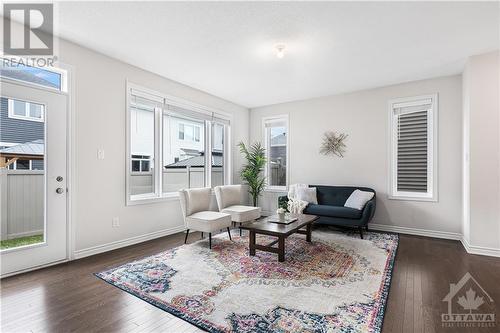 158 Aubrais Crescent, Ottawa, ON - Indoor Photo Showing Living Room