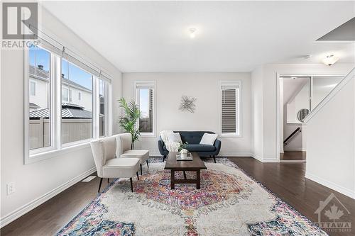 158 Aubrais Crescent, Ottawa, ON - Indoor Photo Showing Living Room