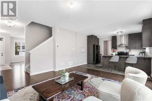 158 Aubrais Crescent, Ottawa, ON - Indoor Photo Showing Living Room