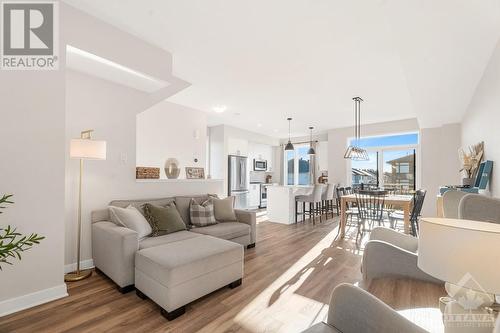 70 Franchise Private, Ottawa, ON - Indoor Photo Showing Living Room