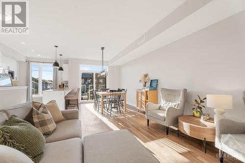 70 Franchise Private, Ottawa, ON - Indoor Photo Showing Living Room