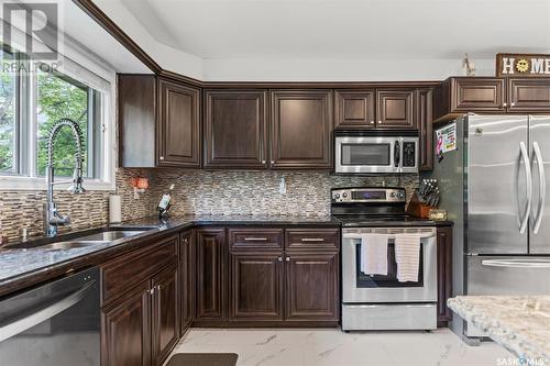 119 Whiteshore Crescent, Saskatoon, SK - Indoor Photo Showing Kitchen With Double Sink With Upgraded Kitchen