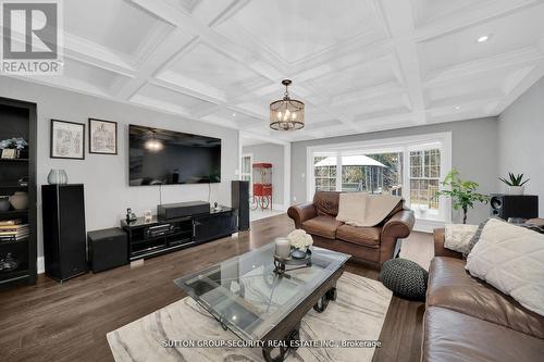 7892 5Th Side Road, Adjala-Tosorontio, ON - Indoor Photo Showing Living Room