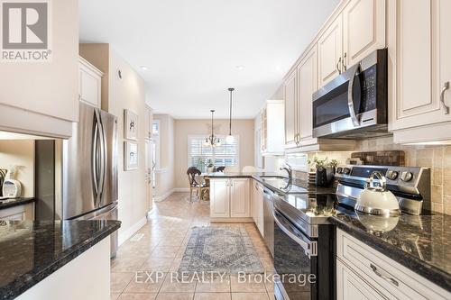 42 Butternut Grove Lane, Hamilton, ON - Indoor Photo Showing Kitchen With Upgraded Kitchen