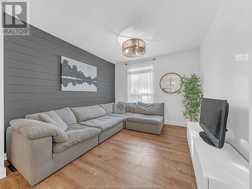 125 Queens Avenue, Leamington, ON - Indoor Photo Showing Living Room