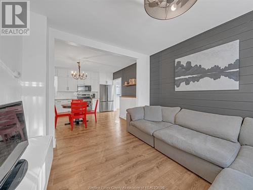 125 Queens Avenue, Leamington, ON - Indoor Photo Showing Living Room