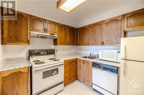 1440 Heron Road Unit#1112, Ottawa, ON - Indoor Photo Showing Kitchen