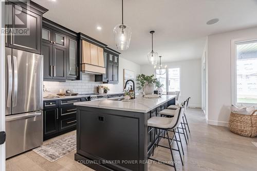 2684 Heardcreek Trail, London, ON - Indoor Photo Showing Kitchen With Double Sink With Upgraded Kitchen