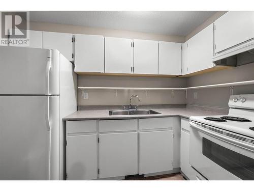 1221 Hugh Allan Drive Unit# 51 Lot# 50, Kamloops, BC - Indoor Photo Showing Kitchen With Double Sink