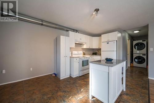 2597 Glenview Avenue, Kamloops, BC - Indoor Photo Showing Kitchen