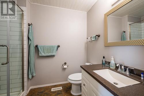 2597 Glenview Avenue, Kamloops, BC - Indoor Photo Showing Bathroom