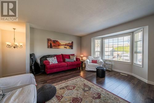 2597 Glenview Avenue, Kamloops, BC - Indoor Photo Showing Living Room