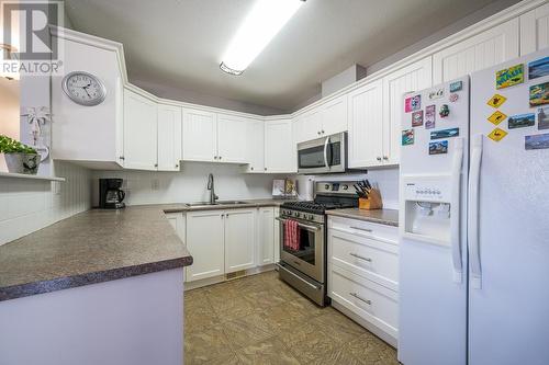 2597 Glenview Avenue, Kamloops, BC - Indoor Photo Showing Kitchen