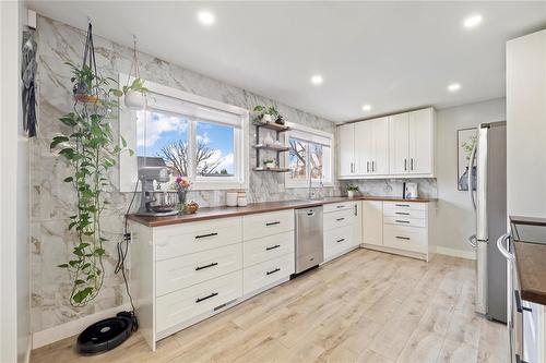 457 Woodlands Crescent, Winnipeg, MB - Indoor Photo Showing Kitchen With Upgraded Kitchen