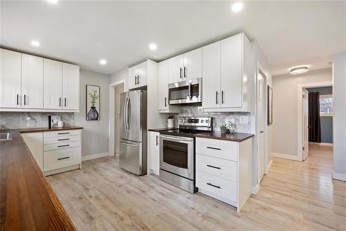 457 Woodlands Crescent, Winnipeg, MB - Indoor Photo Showing Kitchen With Upgraded Kitchen