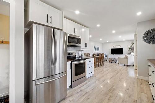 457 Woodlands Crescent, Winnipeg, MB - Indoor Photo Showing Kitchen With Upgraded Kitchen