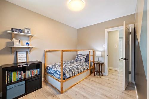 457 Woodlands Crescent, Winnipeg, MB - Indoor Photo Showing Bedroom