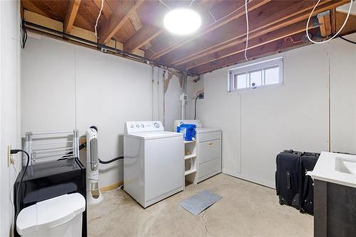 457 Woodlands Crescent, Winnipeg, MB - Indoor Photo Showing Laundry Room