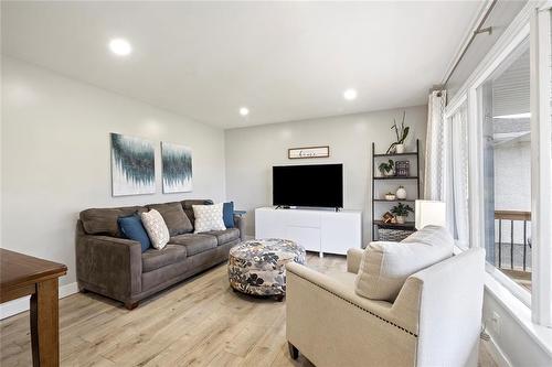 457 Woodlands Crescent, Winnipeg, MB - Indoor Photo Showing Living Room