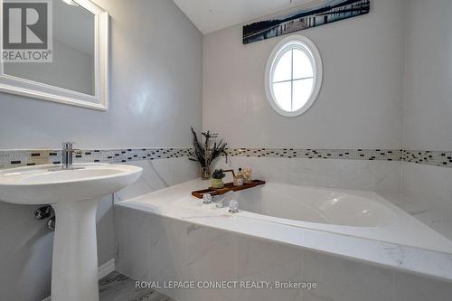 32 - 2800 Courtice Road, Clarington, ON - Indoor Photo Showing Bathroom