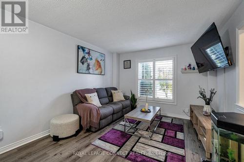 32 - 2800 Courtice Road, Clarington, ON - Indoor Photo Showing Living Room