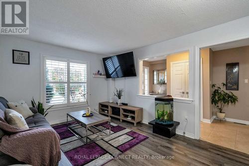 32 - 2800 Courtice Road, Clarington, ON - Indoor Photo Showing Living Room