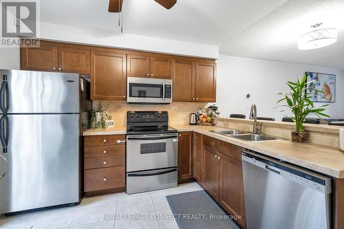 32 - 2800 Courtice Road, Clarington, ON - Indoor Photo Showing Kitchen With Double Sink