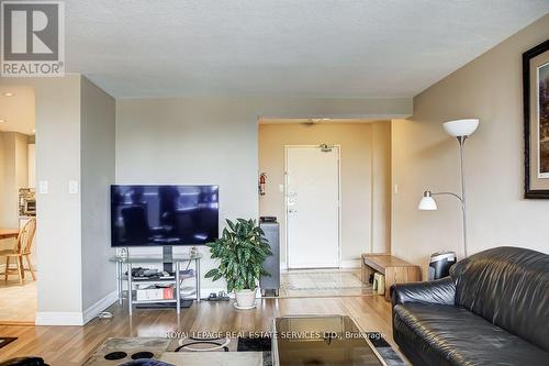 303 - 625 The West Mall, Toronto, ON - Indoor Photo Showing Living Room