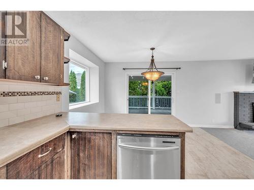 1074 Ollek Street, Kamloops, BC - Indoor Photo Showing Kitchen