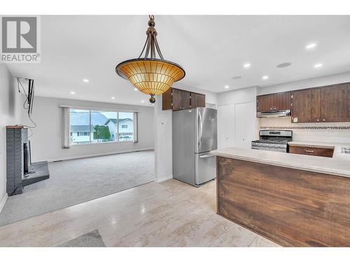 1074 Ollek Street, Kamloops, BC - Indoor Photo Showing Kitchen