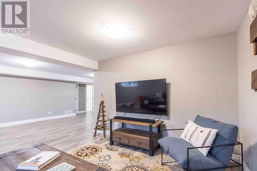 18 Gavin Crescent, Quinte West, ON - Indoor Photo Showing Living Room