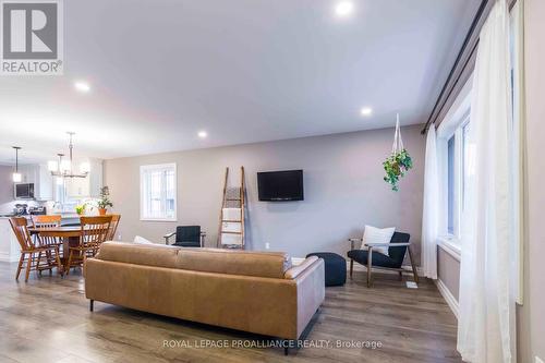 18 Gavin Crescent, Quinte West, ON - Indoor Photo Showing Living Room