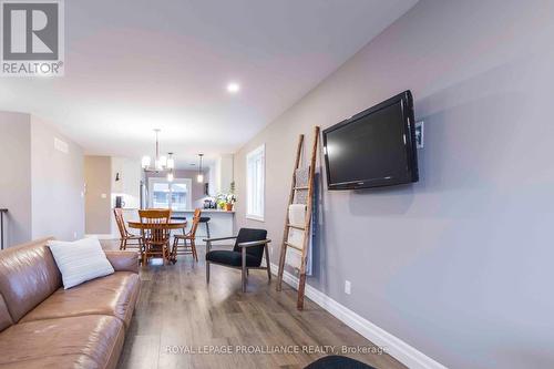 18 Gavin Crescent, Quinte West, ON - Indoor Photo Showing Living Room