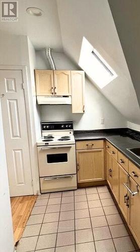 5 - 115 Madison Avenue, Toronto, ON - Indoor Photo Showing Kitchen