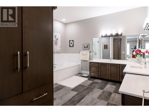 529 Truswell Road Unit# 602, Kelowna, BC - Indoor Photo Showing Bathroom