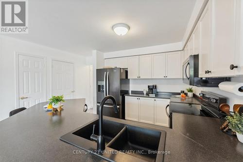 613 Tully Crescent, Peterborough (Monaghan), ON - Indoor Photo Showing Kitchen With Double Sink With Upgraded Kitchen