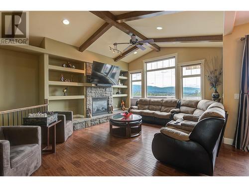 1045 Hume Avenue, Kelowna, BC - Indoor Photo Showing Living Room With Fireplace