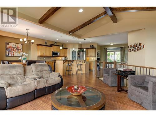 1045 Hume Avenue, Kelowna, BC - Indoor Photo Showing Living Room