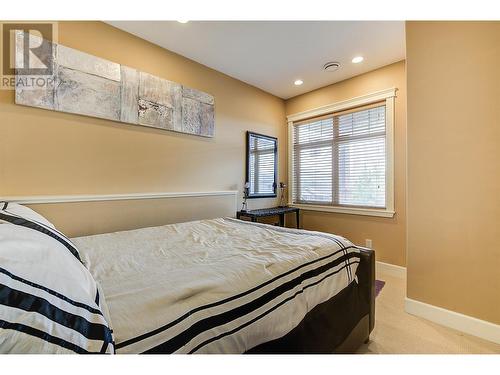 1045 Hume Avenue, Kelowna, BC - Indoor Photo Showing Bedroom