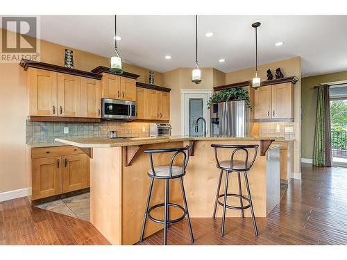 1045 Hume Avenue, Kelowna, BC - Indoor Photo Showing Kitchen