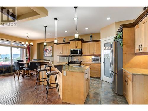 1045 Hume Avenue, Kelowna, BC - Indoor Photo Showing Kitchen