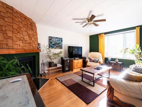 Living room - 5 Boul. Nilus-Leclerc, L'Islet, QC - Indoor Photo Showing Living Room With Fireplace