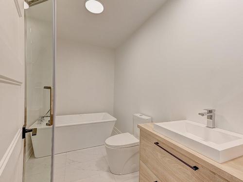 Salle de bains - 9328 Rue Riverin, Brossard, QC - Indoor Photo Showing Bathroom