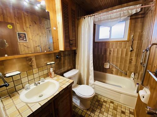 410 Churchill Drive W, Thunder Bay, ON - Indoor Photo Showing Bathroom