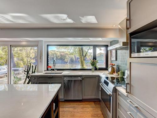 Cuisine - 89 Rue Comtois, Laval (Sainte-Dorothée), QC - Indoor Photo Showing Kitchen With Upgraded Kitchen