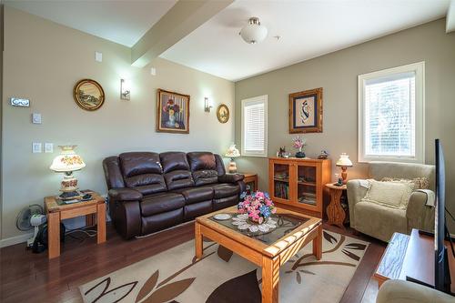 111-3010 35Th Street, Vernon, BC - Indoor Photo Showing Living Room