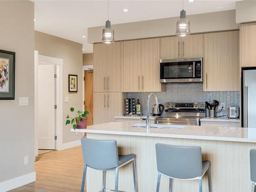 104-2500 Hackett Cres, Central Saanich, BC - Indoor Photo Showing Kitchen With Double Sink