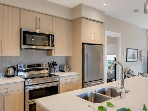 104-2500 Hackett Cres, Central Saanich, BC - Indoor Photo Showing Kitchen With Stainless Steel Kitchen With Double Sink